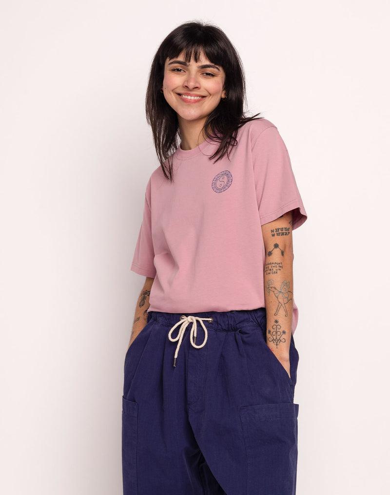 OLOW Taijitu T-Shirt in Rosa-Lila – lässige Passform am Model